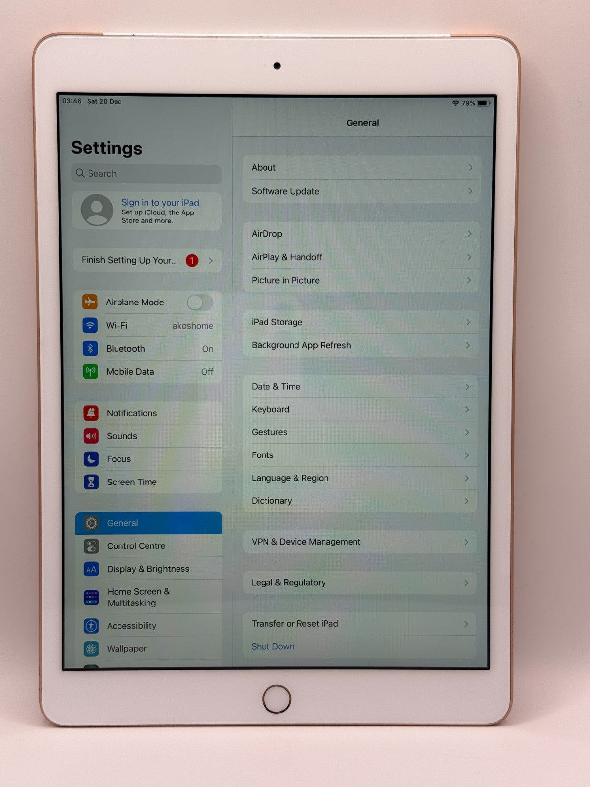 Apple Ipad 7th Generation Gold 32GB WiFi and 4G Cellular Very Good Condition