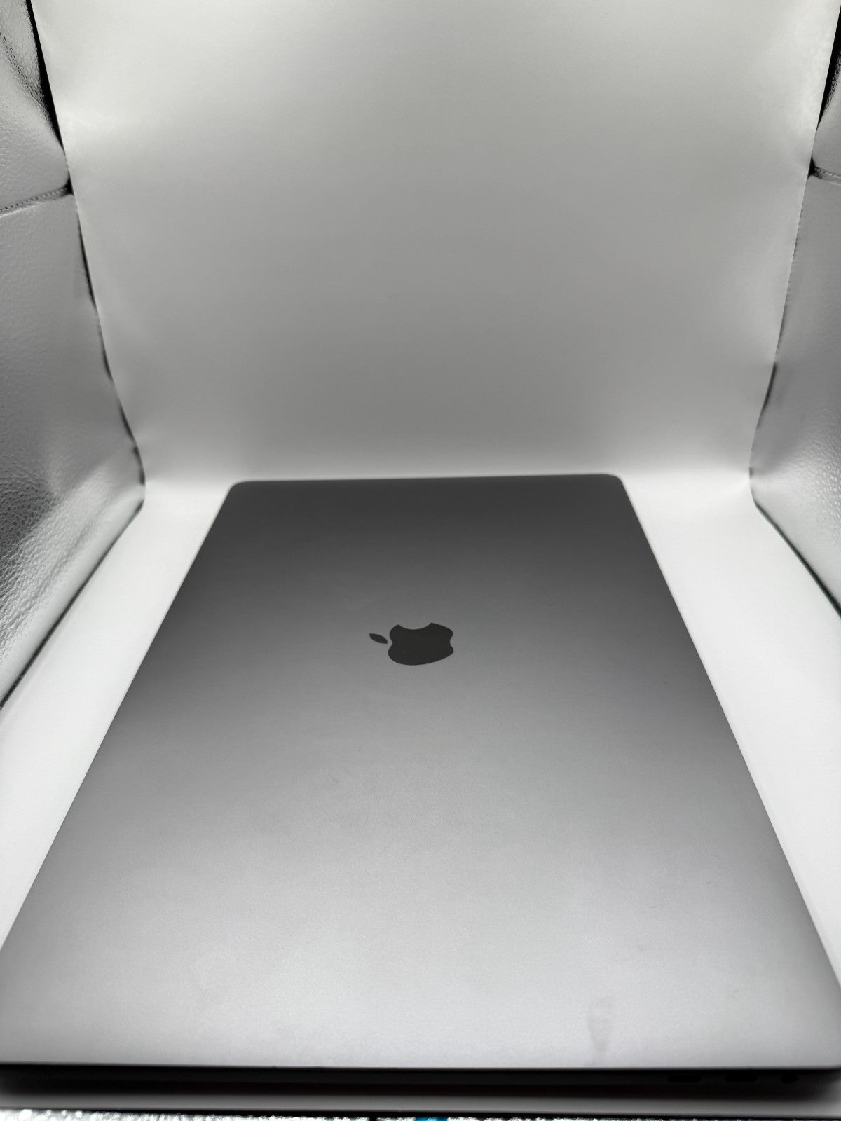 Apple MacBook Pro 16" 512GB SSD Intel Core i7 9th Gen 2.60 GHz 16GB