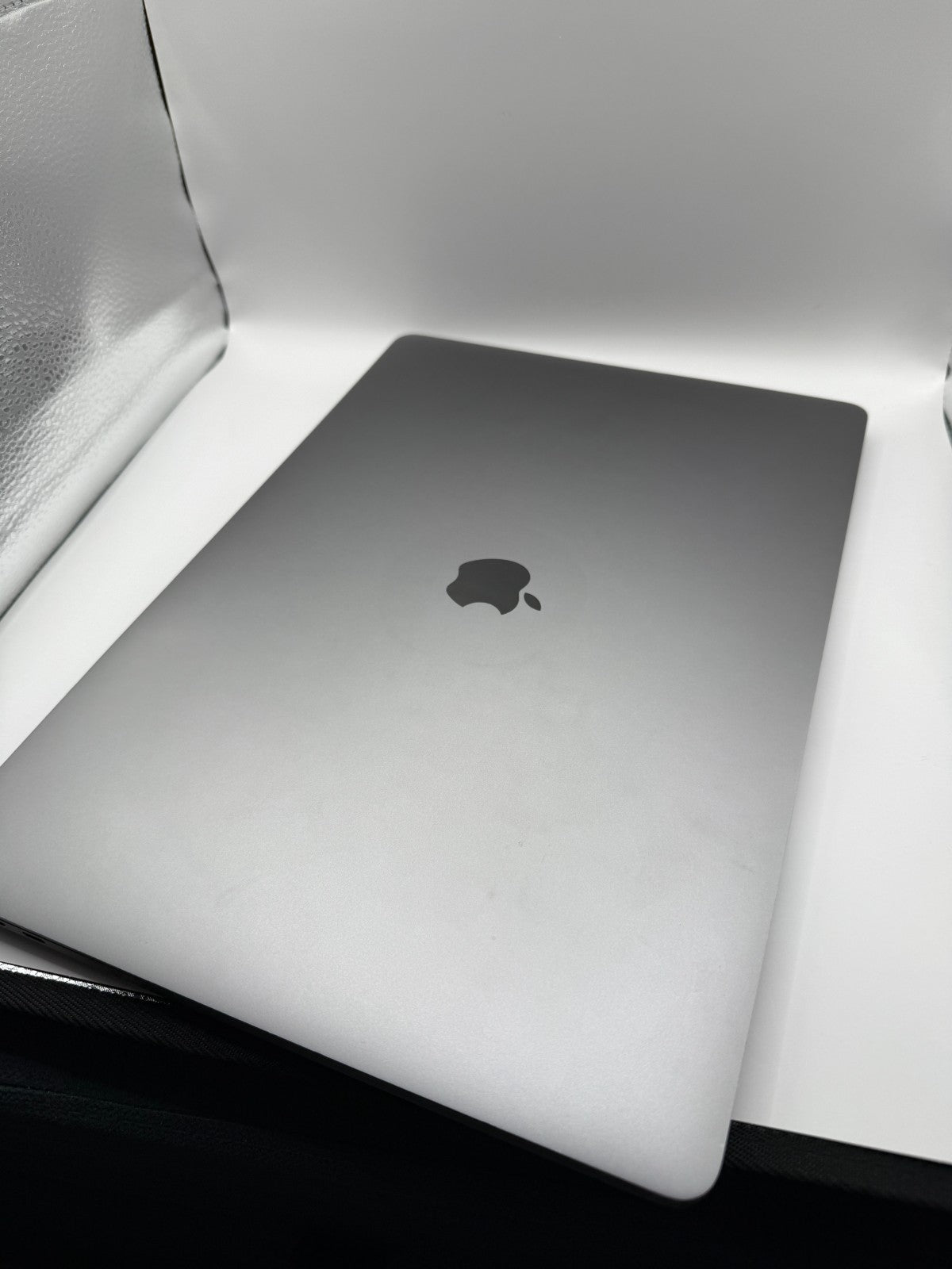 Apple MacBook Pro 16" 512GB SSD Intel Core i7 9th Gen 2.60 GHz 16GB
