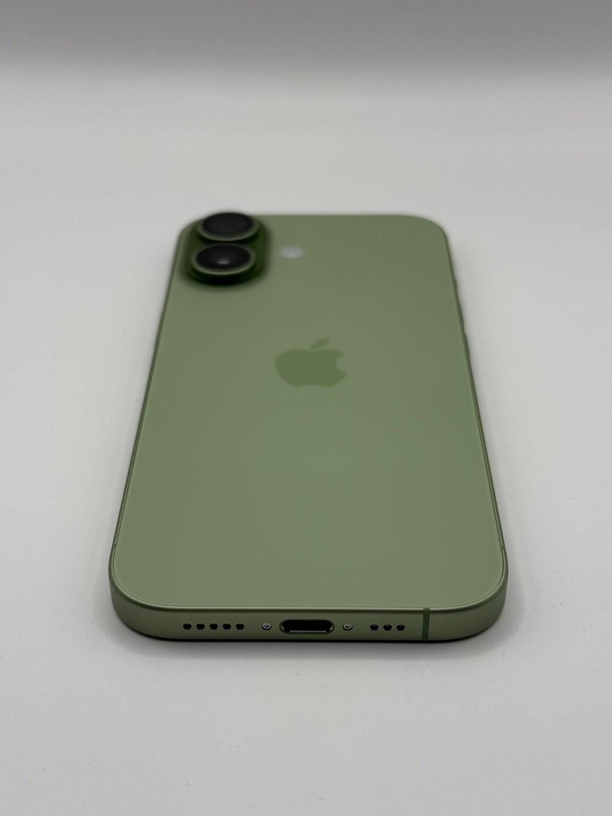 Apple Iphone 17 256GB Sage 5G Excellent Condition Warranty Boxed 1 battery cycle