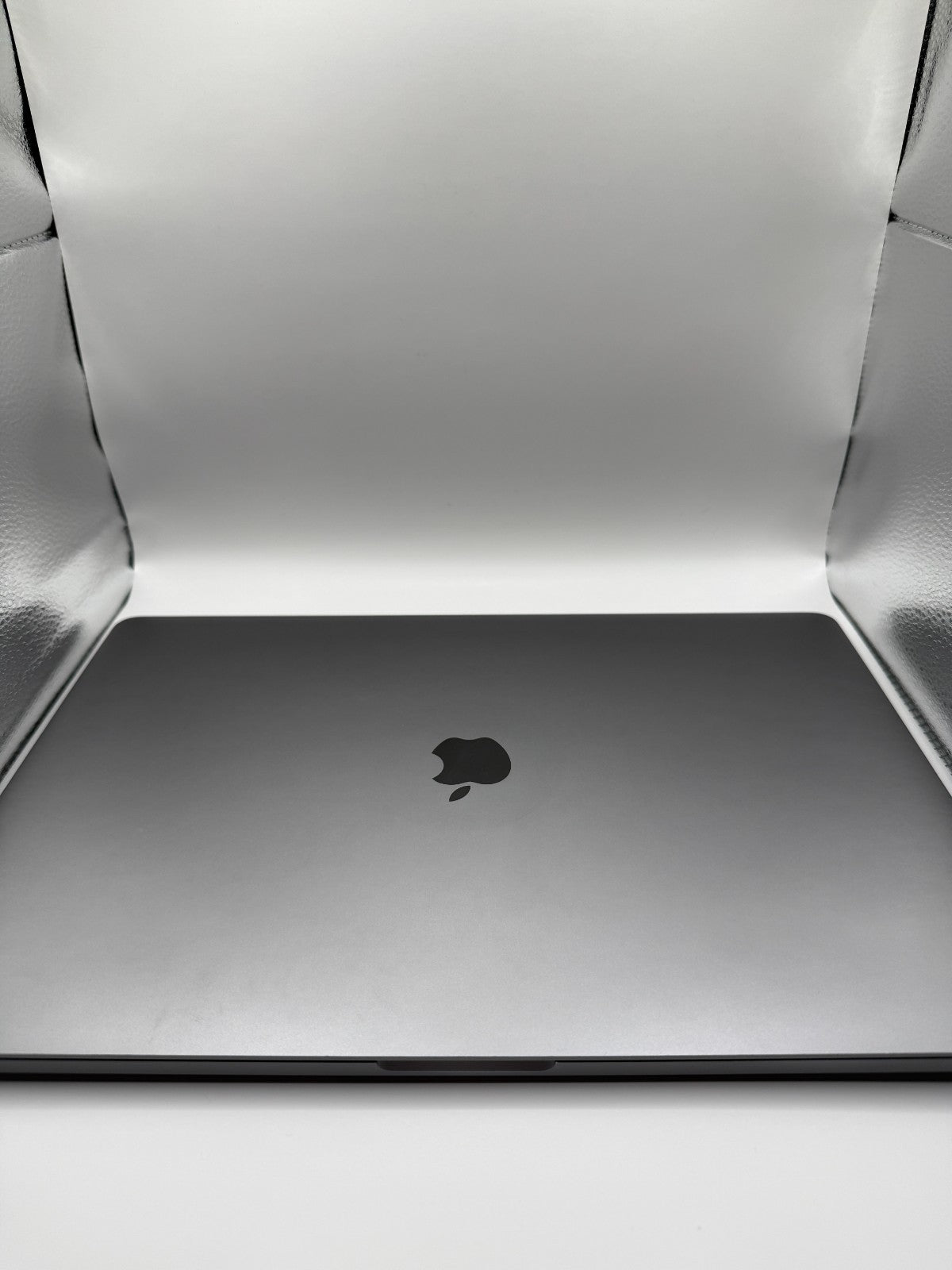 Apple MacBook Pro 16" 512GB SSD Intel Core i7 9th Gen 2.60 GHz 16GB