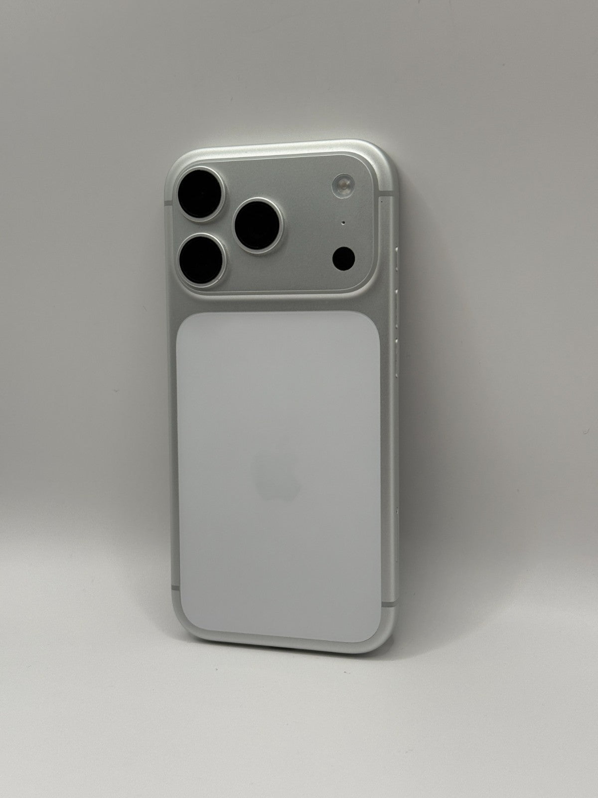 Apple Iphone 17 Pro 256GB Silver Unlocked Boxed Excellent Condition 100% Battery
