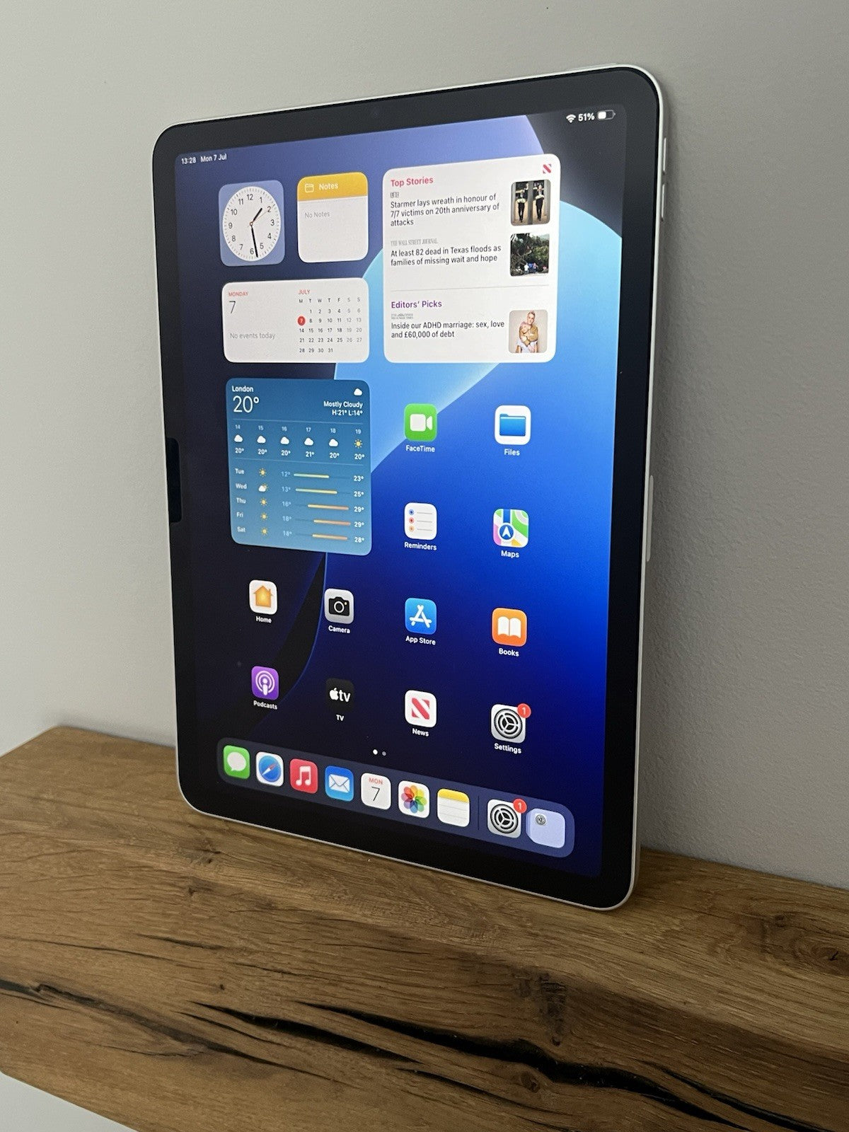 Apple iPad Air 5th Gen (PP124) M1 64GB WiFi Starlight Boxed Warranty