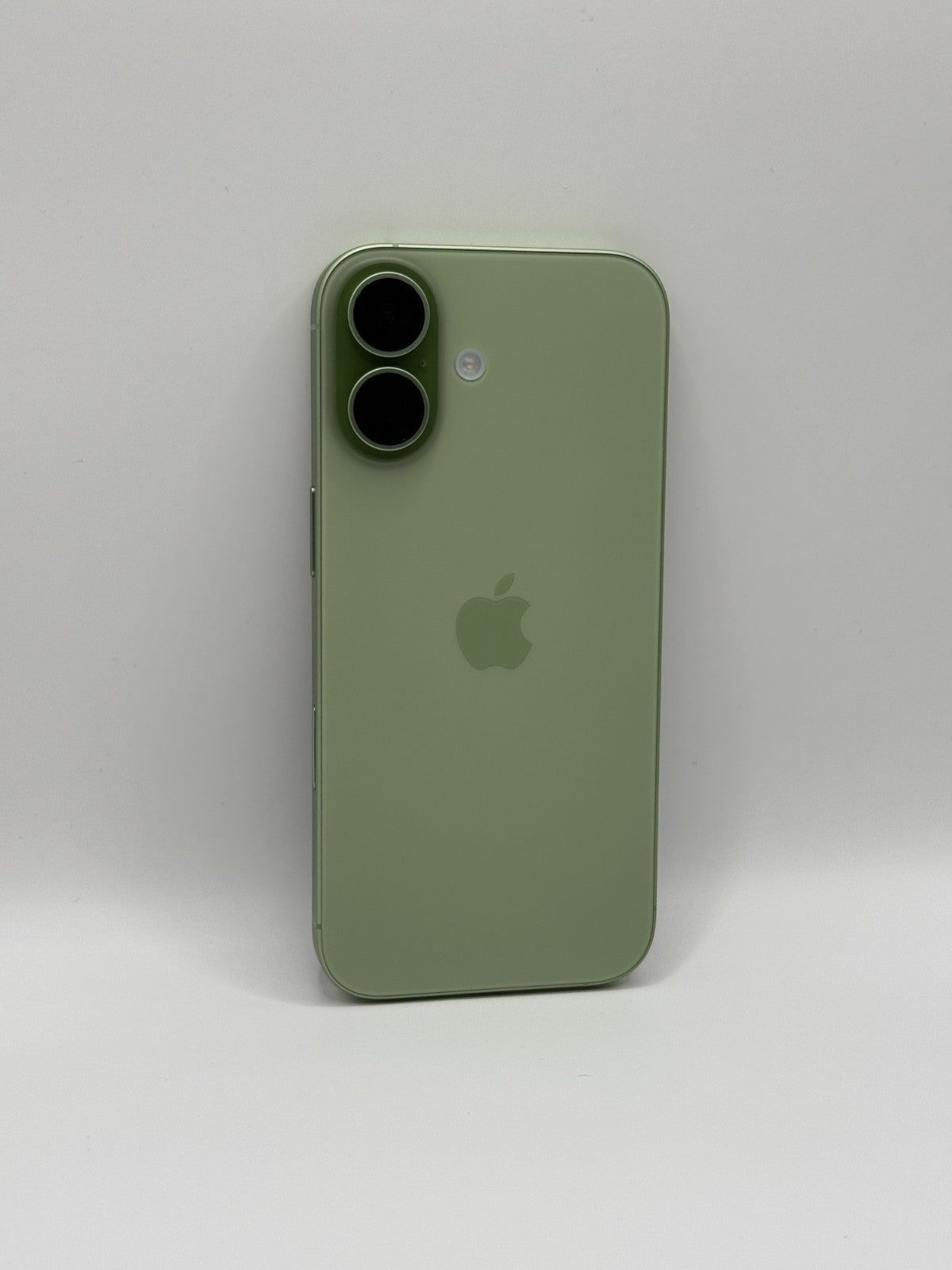 Apple Iphone 17 256GB Sage 5G Excellent Condition Warranty Boxed 1 battery cycle