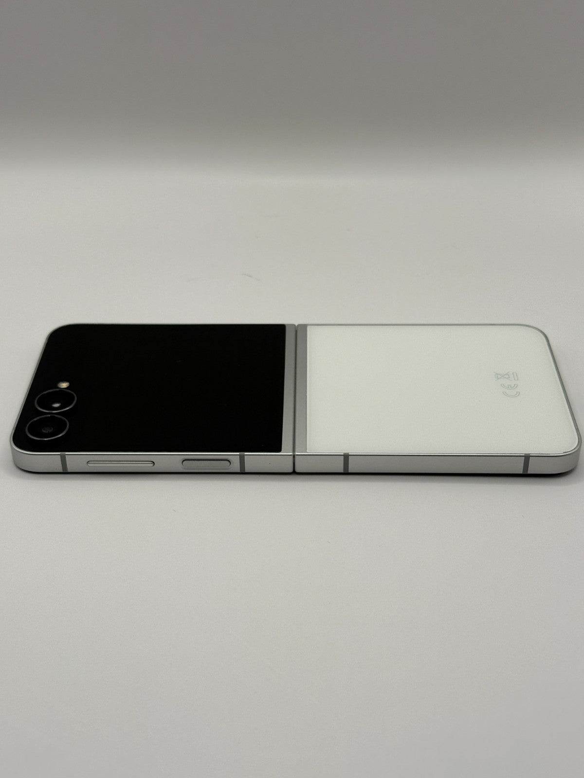 Samsung Galaxy Z Flip7 FE White 5G AI 256GB Unlocked Excellent Warranty Boxed