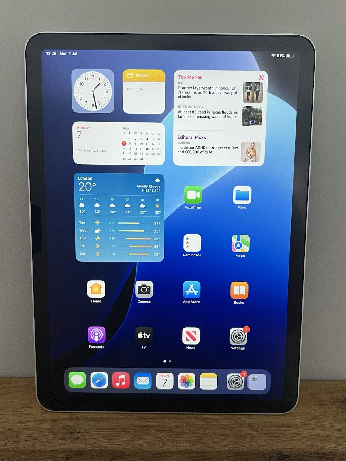 Apple iPad Air 5th Gen (PP124) M1 64GB WiFi Starlight Boxed Warranty