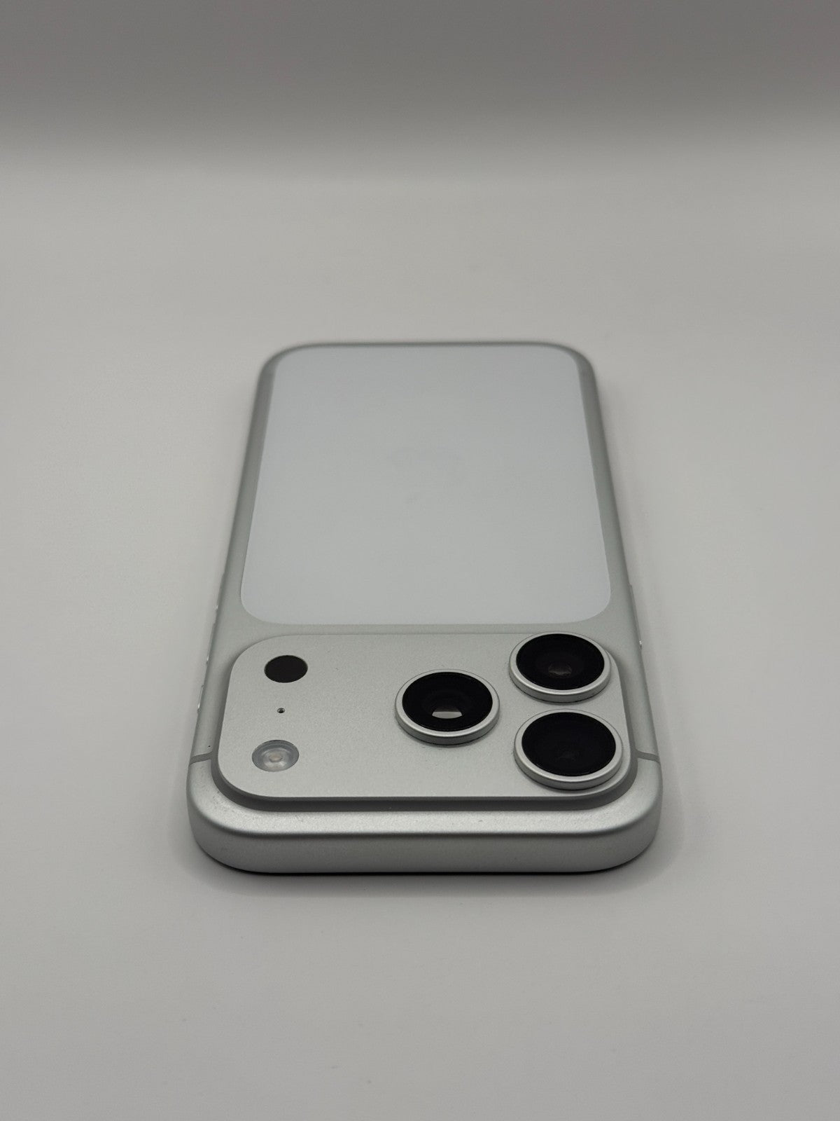 Apple Iphone 17 Pro 256GB Silver Unlocked Boxed Excellent Condition 100% Battery