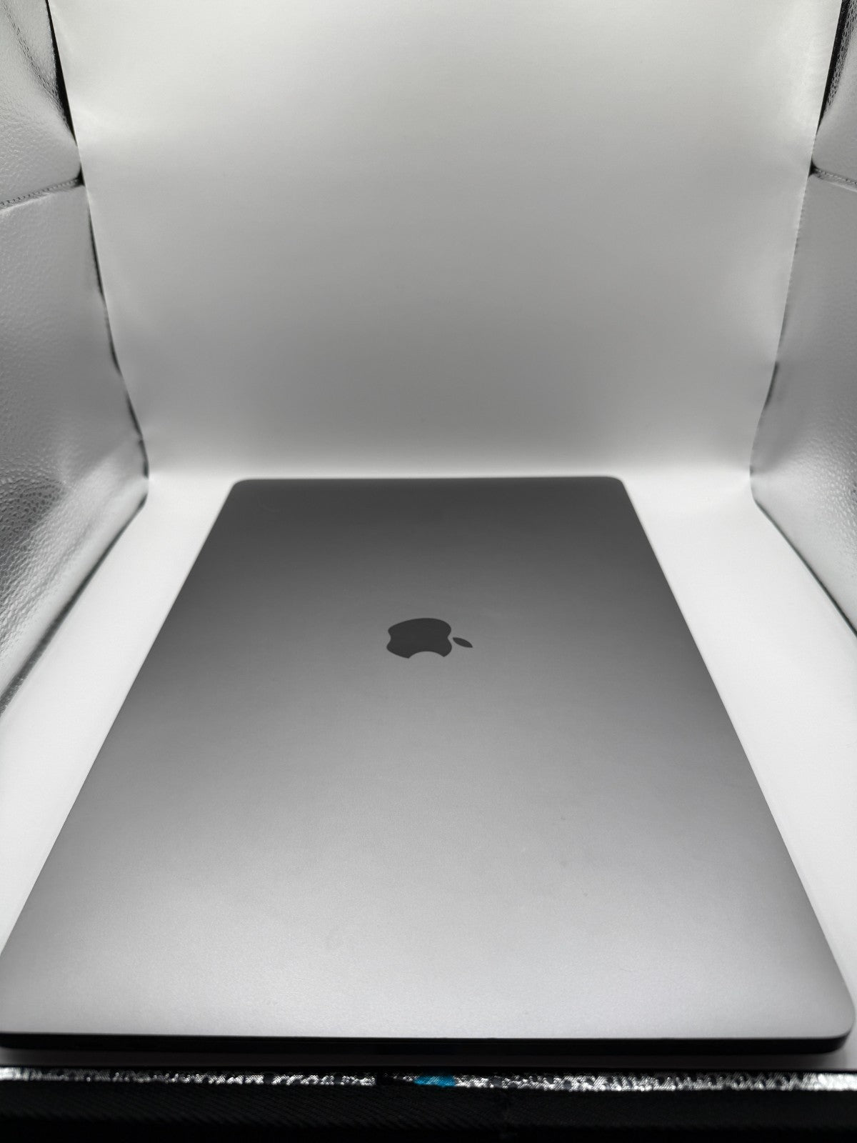 Apple MacBook Pro 16" 512GB SSD Intel Core i7 9th Gen 2.60 GHz 16GB