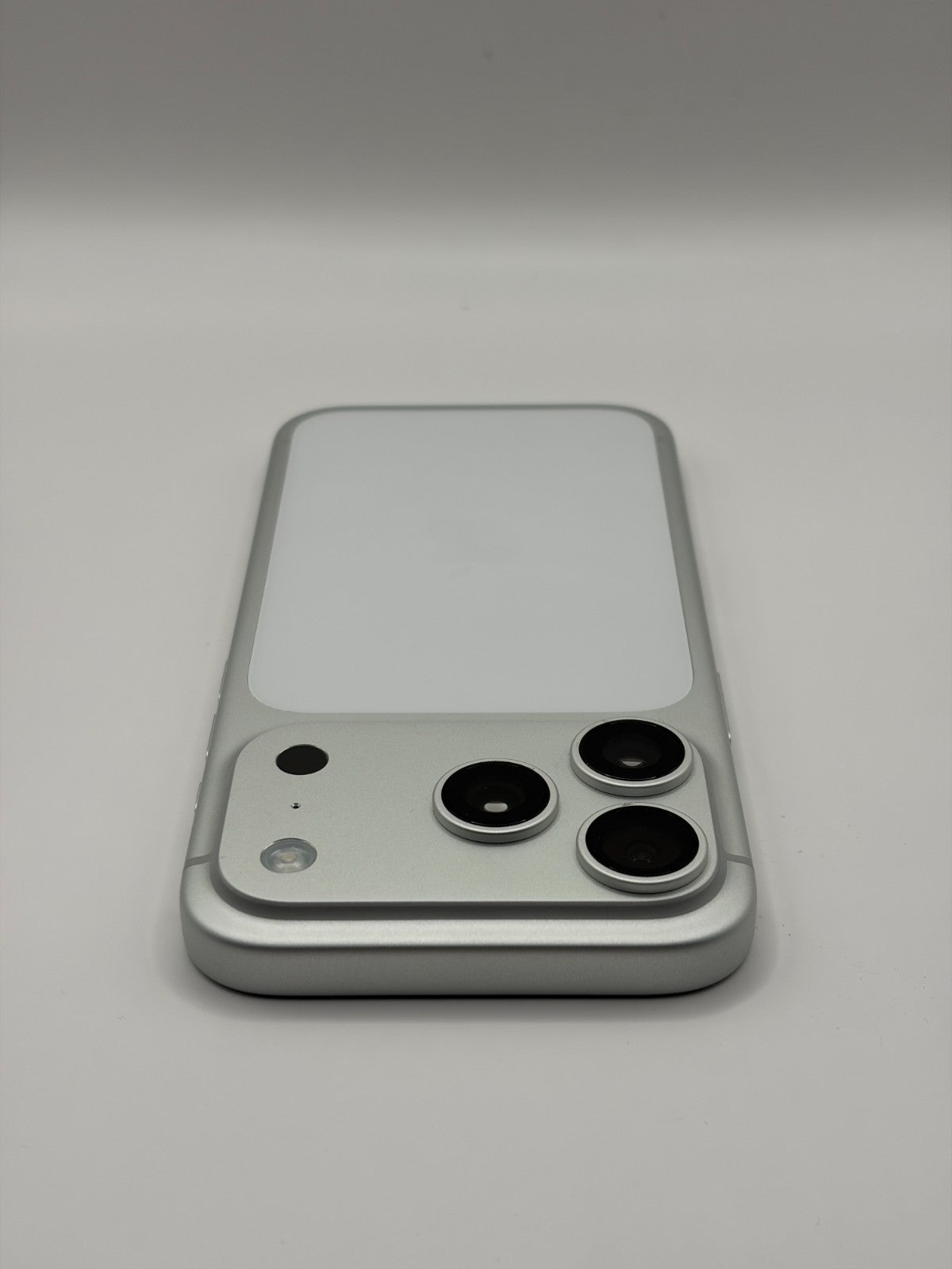 Apple Iphone 17 Pro 256GB Silver Unlocked Excellent Condition Warranty