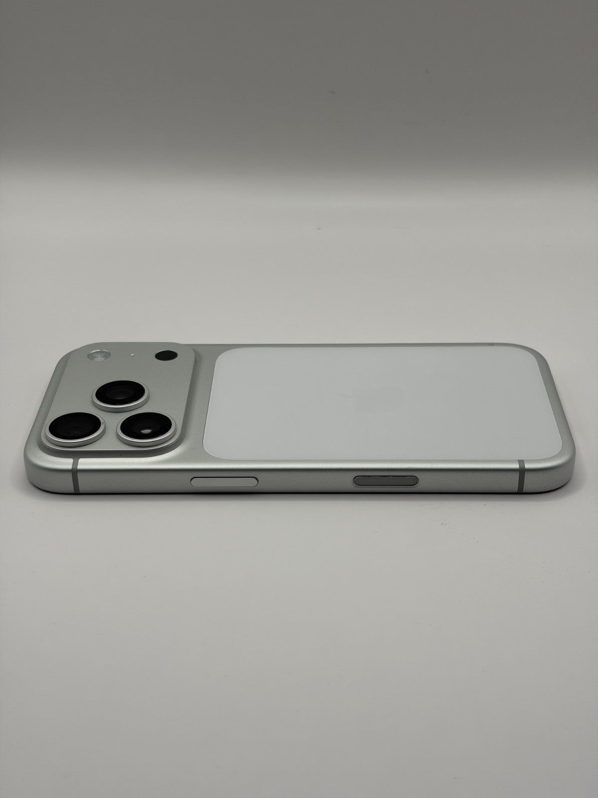 Apple Iphone 17 Pro 256GB Silver Unlocked Excellent Condition Warranty