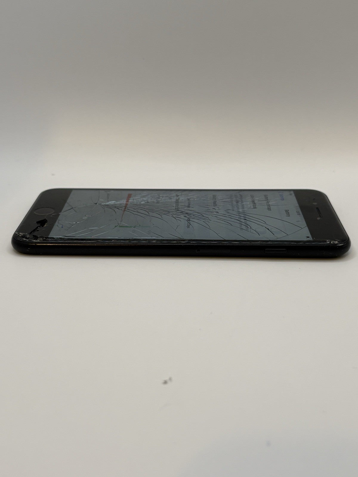 Apple iPhone 7 Plus 32GB Black Unlocked A1778 Cracked Screen
