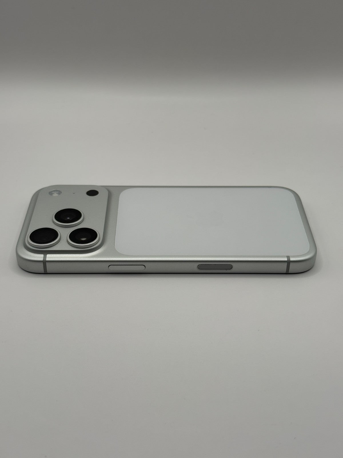 Apple Iphone 17 Pro 256GB Silver Unlocked Boxed Excellent Condition 100% Battery
