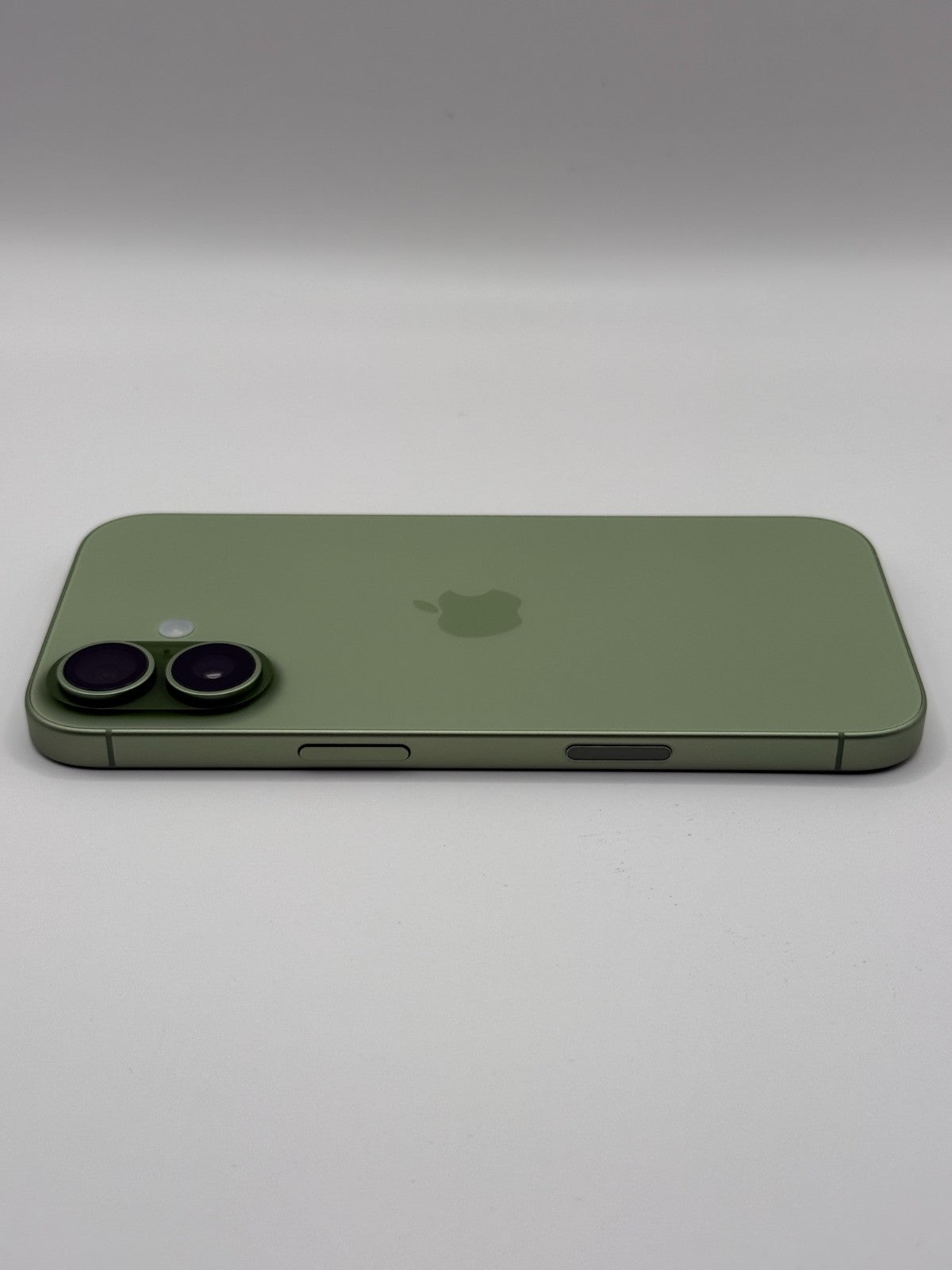 Apple Iphone 17 256GB Sage 5G Excellent Condition Warranty Boxed 1 battery cycle