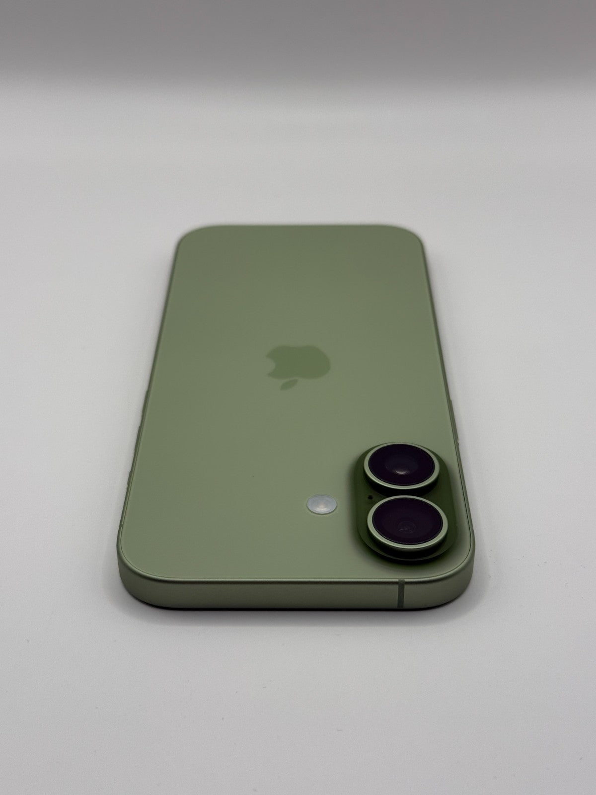 Apple Iphone 17 256GB Sage 5G Excellent Condition Warranty Boxed 1 battery cycle