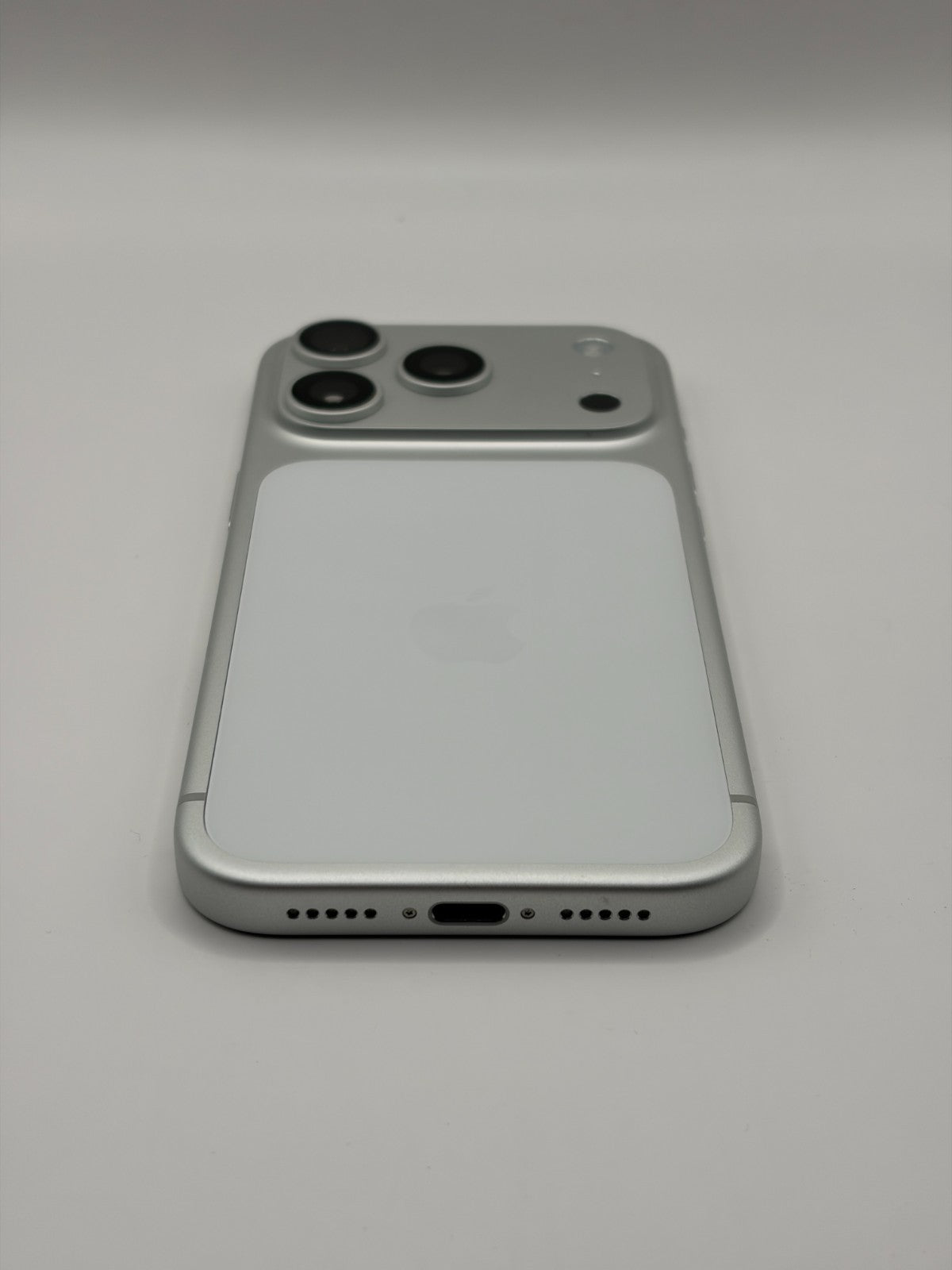 Apple Iphone 17 Pro 256GB Silver Unlocked Excellent Condition Warranty