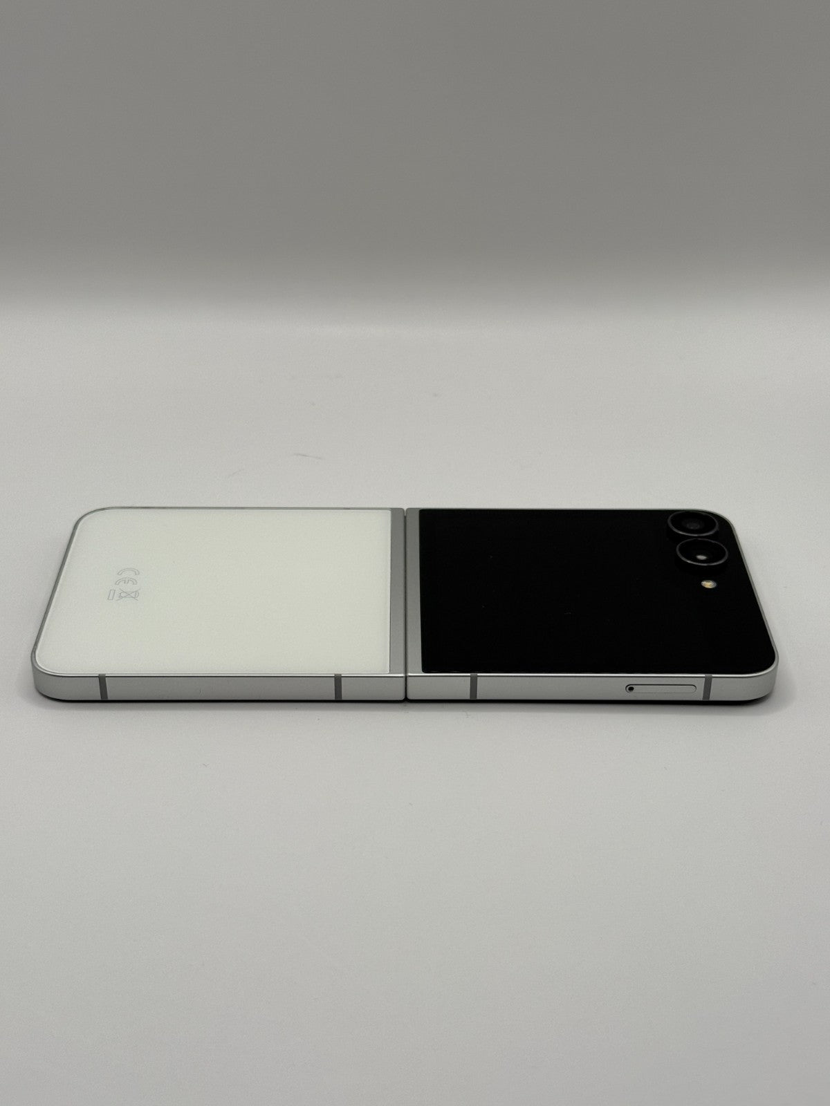 Samsung Galaxy Z Flip7 FE White 5G AI 256GB Unlocked Excellent Warranty Boxed