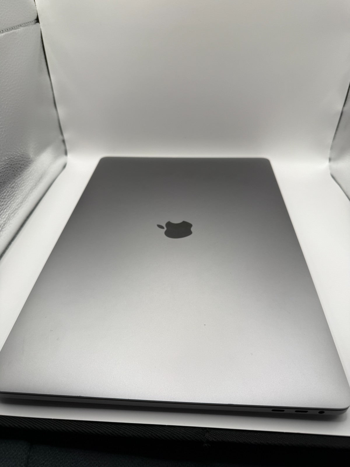 Apple MacBook Pro 16" 512GB SSD Intel Core i7 9th Gen 2.60 GHz 16GB Warranty