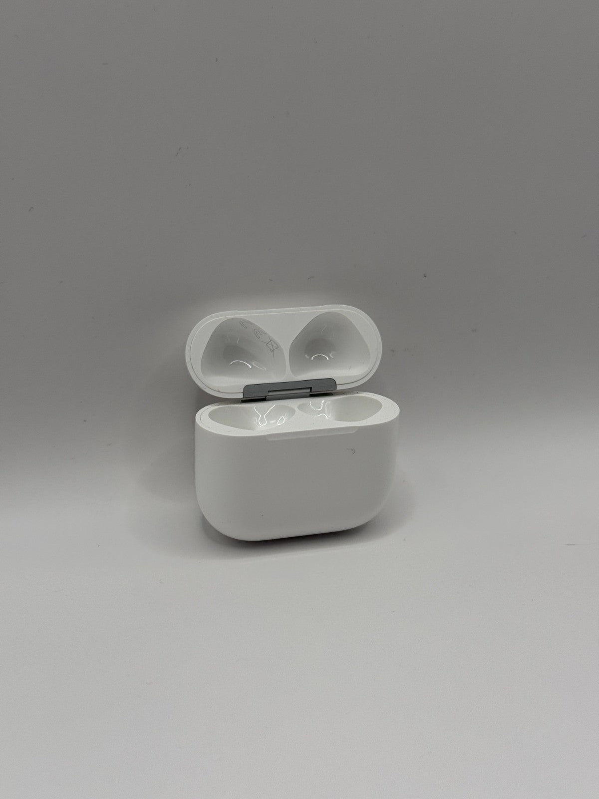 Genuine Apple AirPods 4 Non Anc A3508 USB-C Wireless Charging Case Only