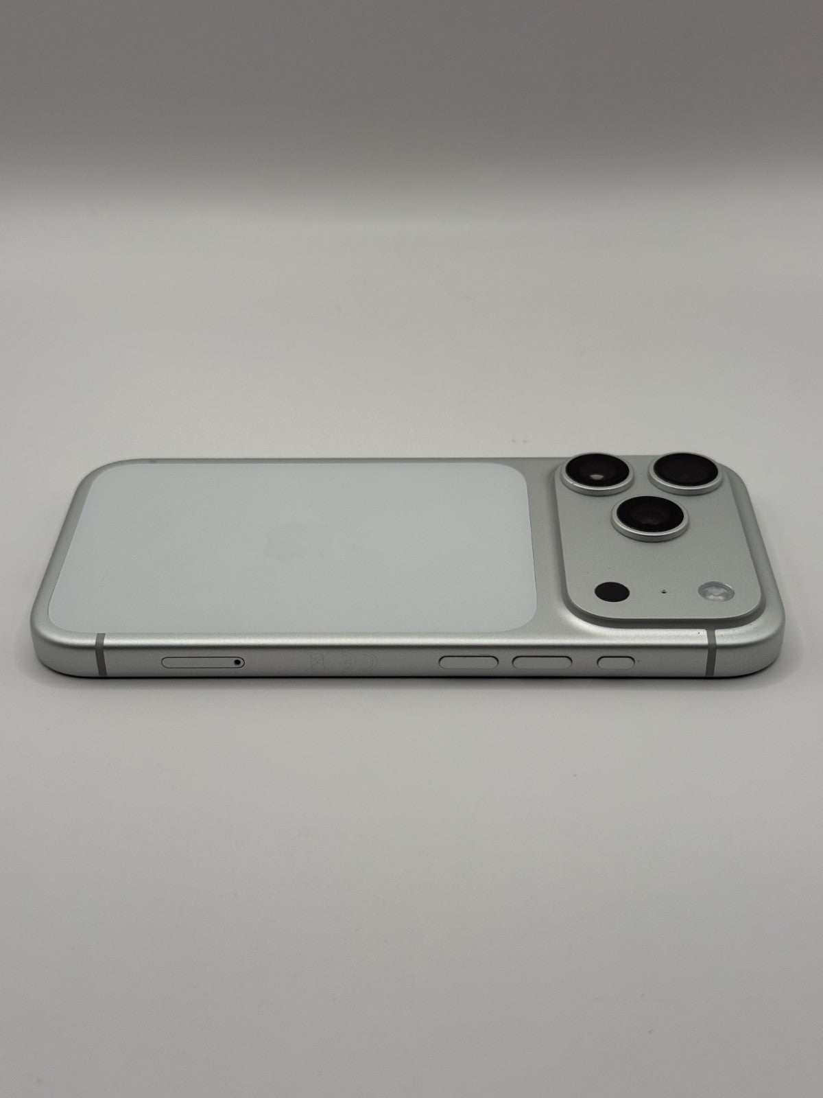 Apple Iphone 17 Pro 256GB Silver Unlocked Boxed Excellent Condition 100% Battery
