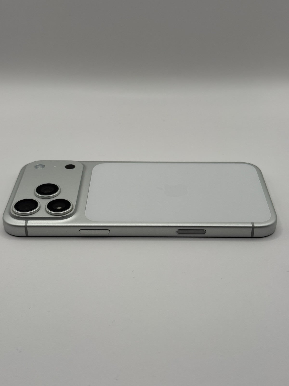 Apple Iphone 17 Pro Max 5G 256GB Silver Unlocked Boxed Very Good Condition