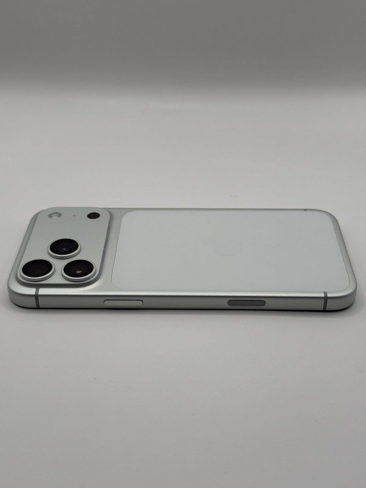 Apple Iphone 17 Pro Max 256GB Silver Warranty Unlocked Excellent Condition