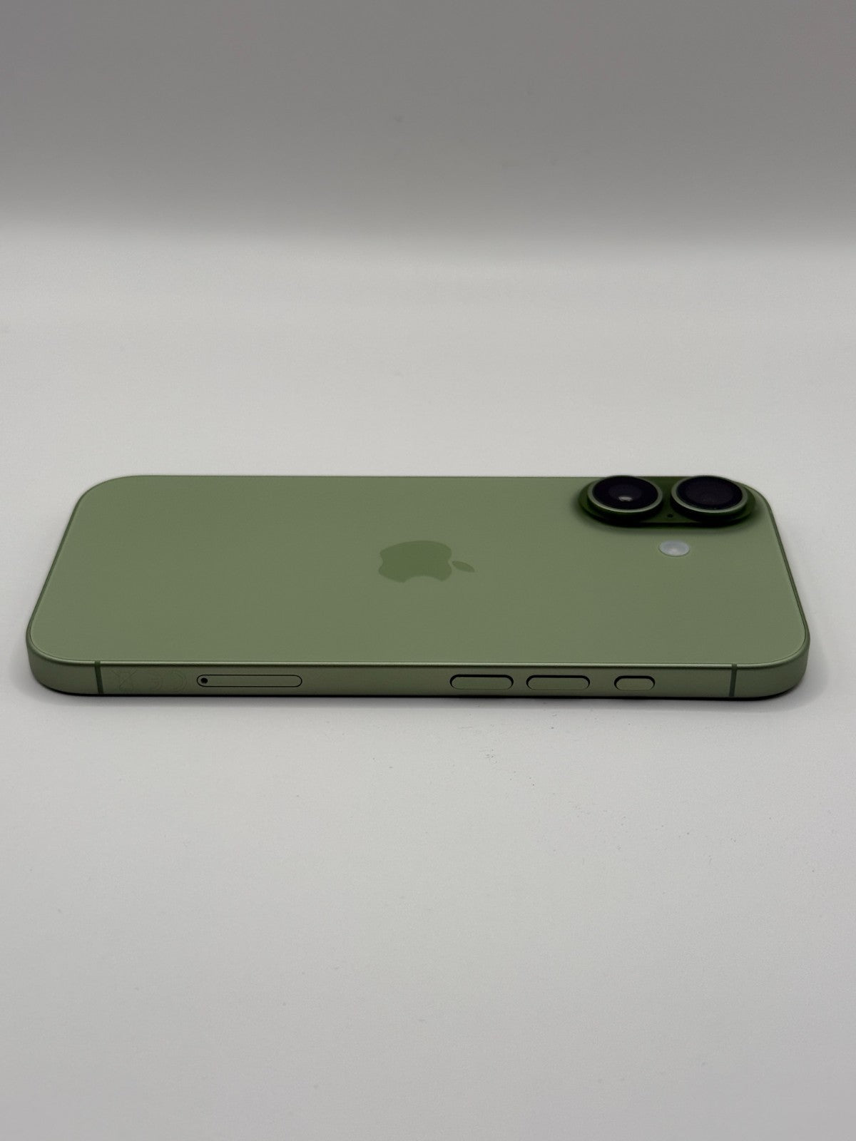Apple Iphone 17 256GB Sage 5G Excellent Condition Warranty Boxed 1 battery cycle