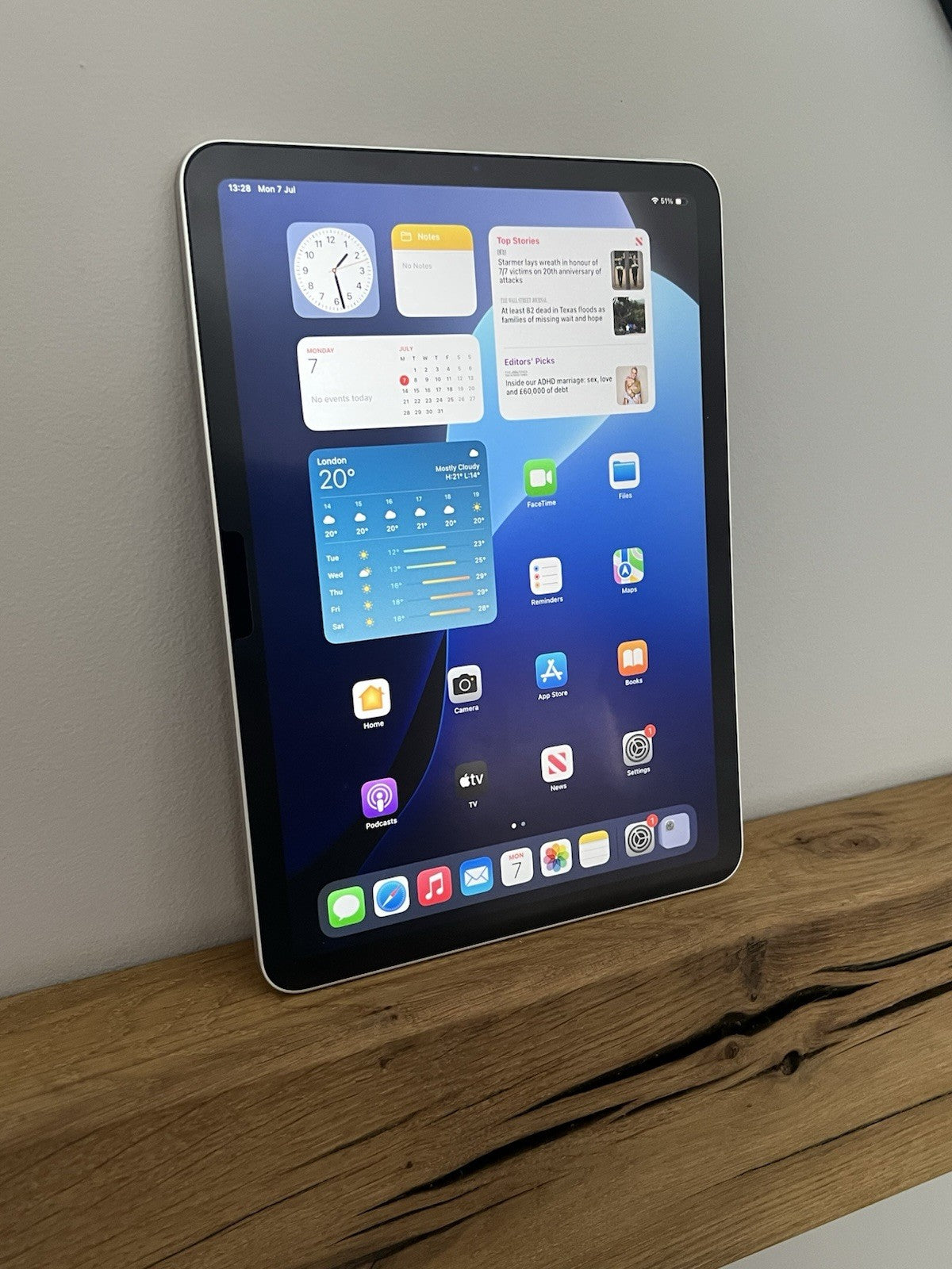 Apple iPad Air 5th Gen (PP124) M1 64GB WiFi Starlight Boxed Warranty