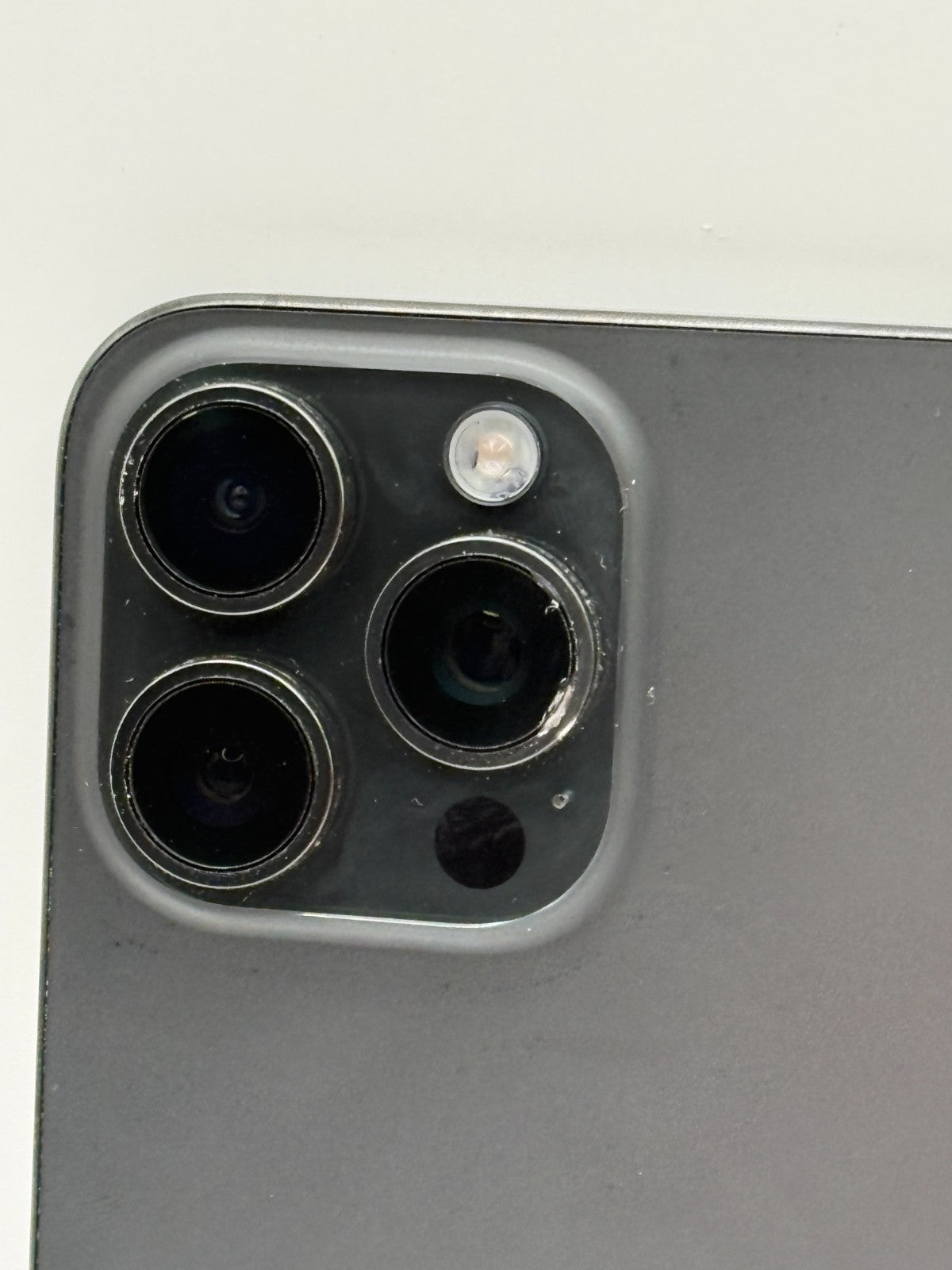 Apple Iphone 15 Pro Max 5G Black Titanium 512GB Unlocked Slight Chip Camera Lens