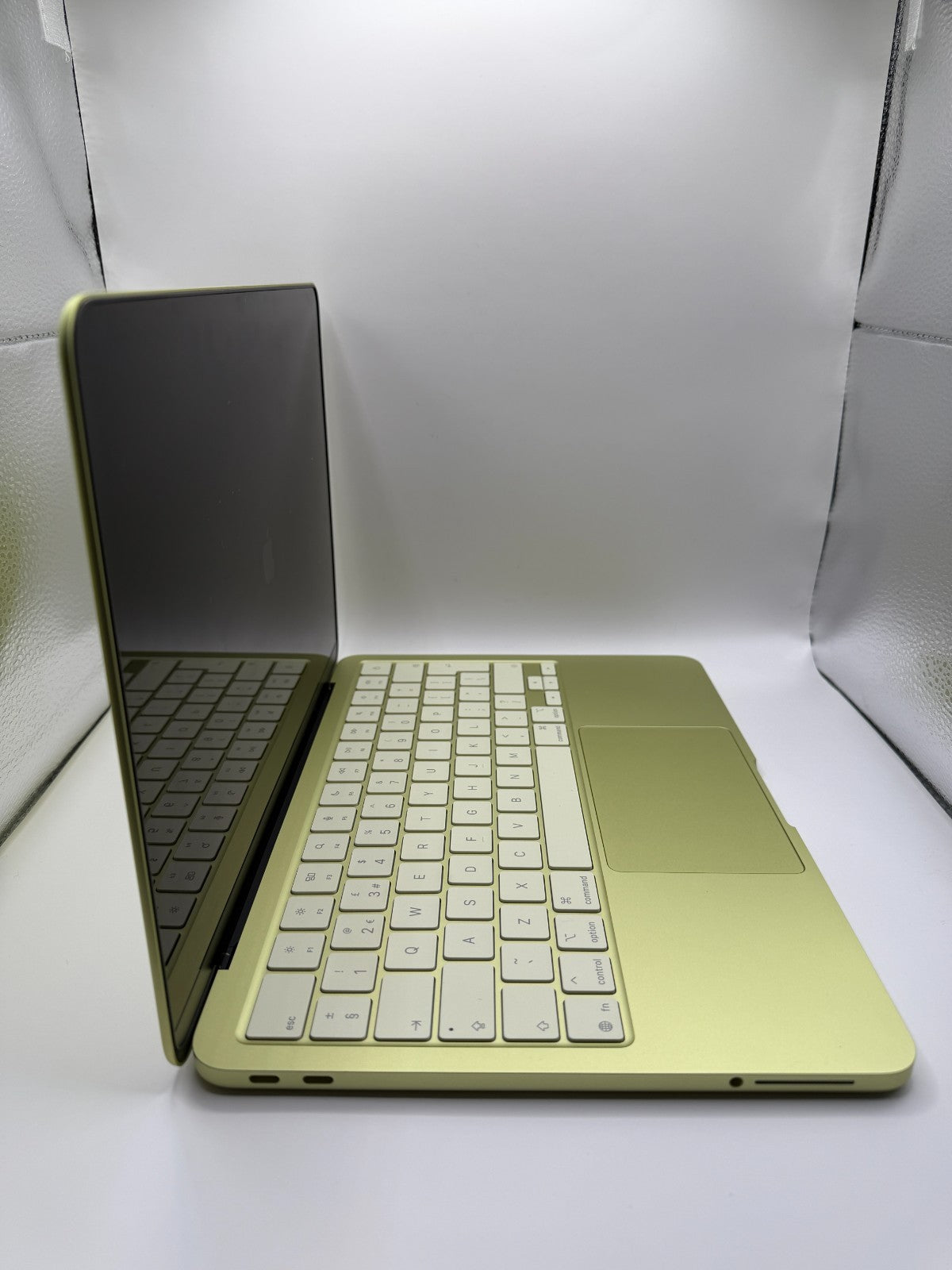 Apple Macbook Neo 256GB 13-inch Laptop Citrus A18 Pro chip 2026 Excellent