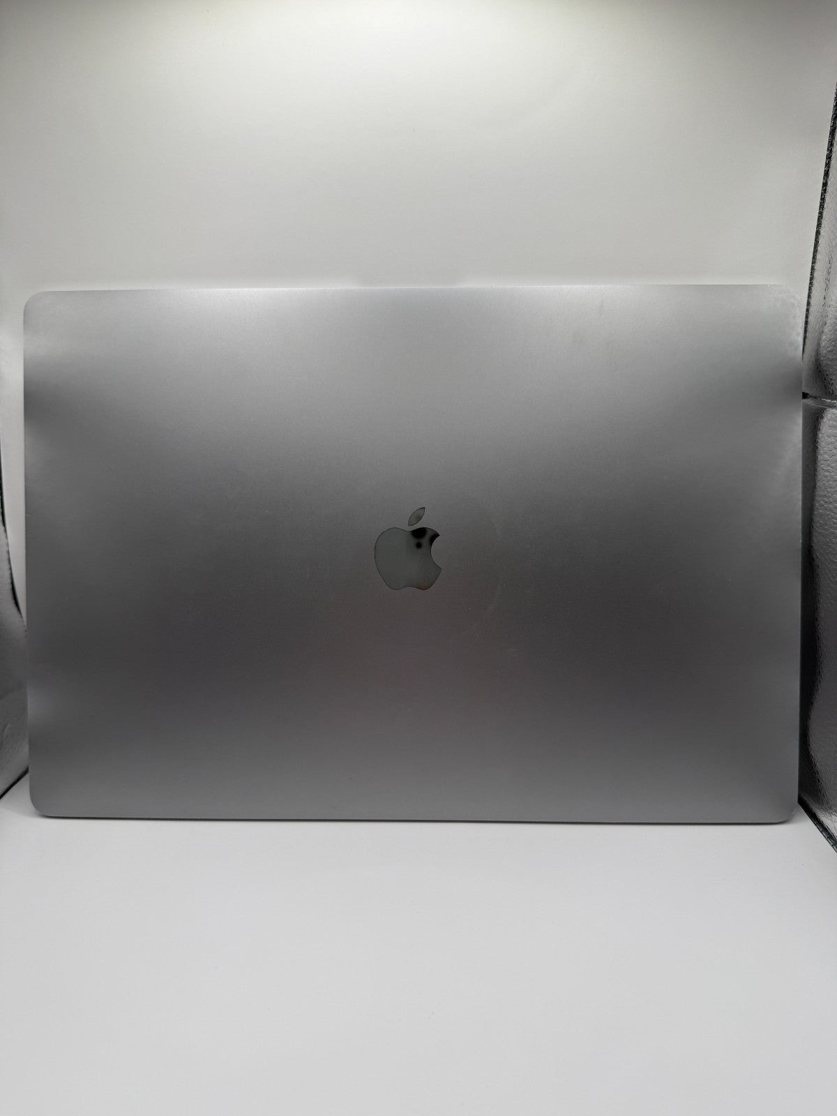 Apple MacBook Pro 16" 512GB SSD Intel Core i7 9th Gen 2.60 GHz 16GB
