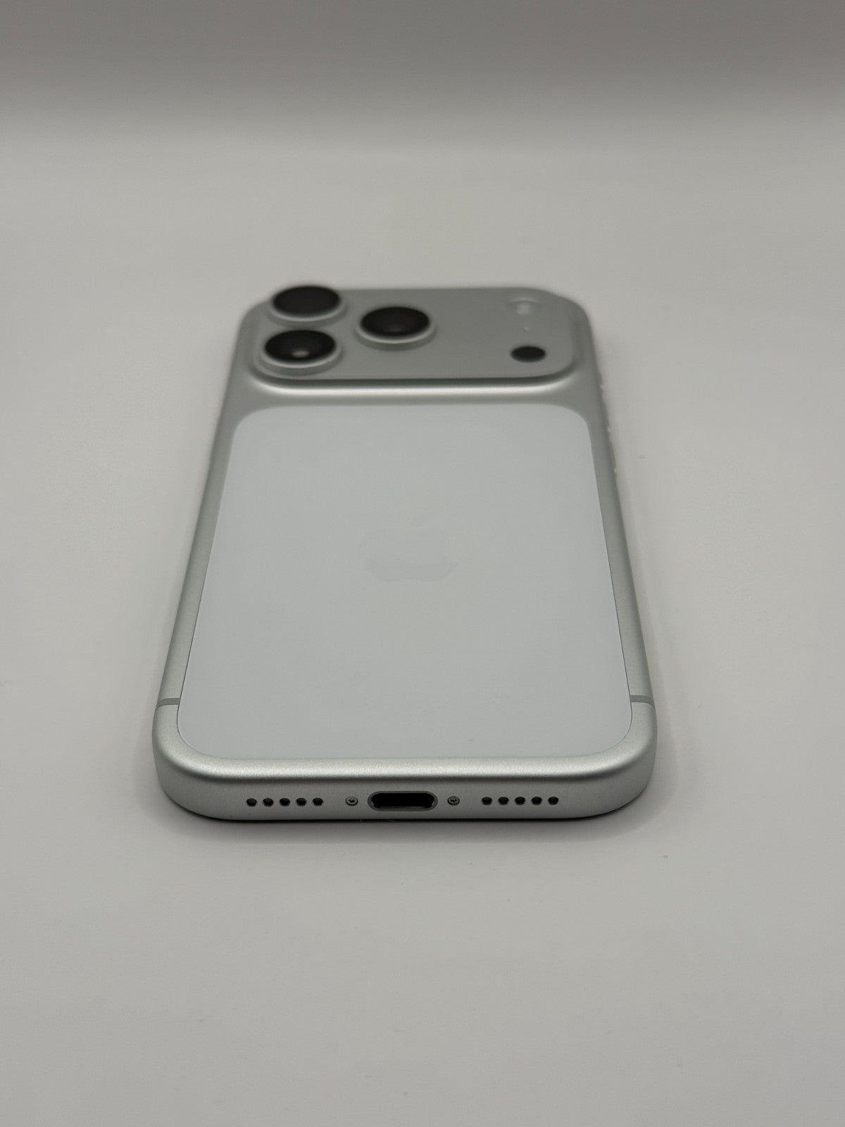 Apple Iphone 17 Pro 256GB Silver Unlocked Boxed Excellent Condition 100% Battery